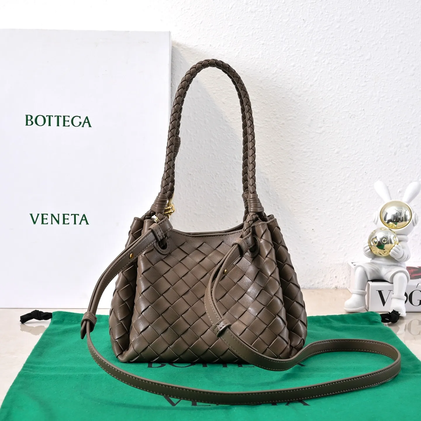 Batch 1760 BV home is new! Andiamo combines Bottega Veneta archives parachute handbags to inherit retro elements and integrate modern trends. The same style as Shu Qi's Beijing Night. It is a continuation of the classic bag. It has three functions: hand carry, shoulder and cross-body. It is embellished with metal brass knot buckles. The capacity of the small one is amazing. It can easily hold sunglasses in a box/small bottle of water/powder powder/charger and other daily necessities when going out. The upper body is versatile. Style number: 6569 Size: 21*17*16.5cm